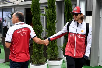 Frederic Vasseur, Team Principal, Alfa Romeo Racing e Antonio Giovinazzi, Alfa Romeo