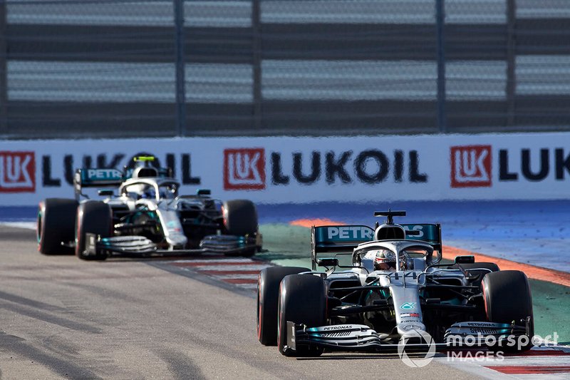 Lewis Hamilton, Mercedes AMG F1 W10, precede Valtteri Bottas, Mercedes AMG W10