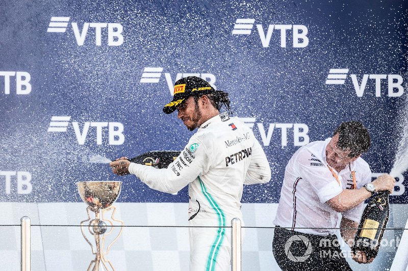 Podio: ganador Lewis Hamilton, Mercedes AMG F1