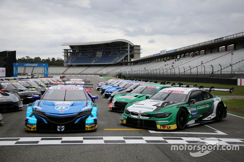 Foto di gruppo SUPER GT incontra il DTM, Marco Wittmann, BMW Team RMG, BMW M4 DTM, Jenson Button, Team Kunimitsu Honda, Honda NSX Super-GT