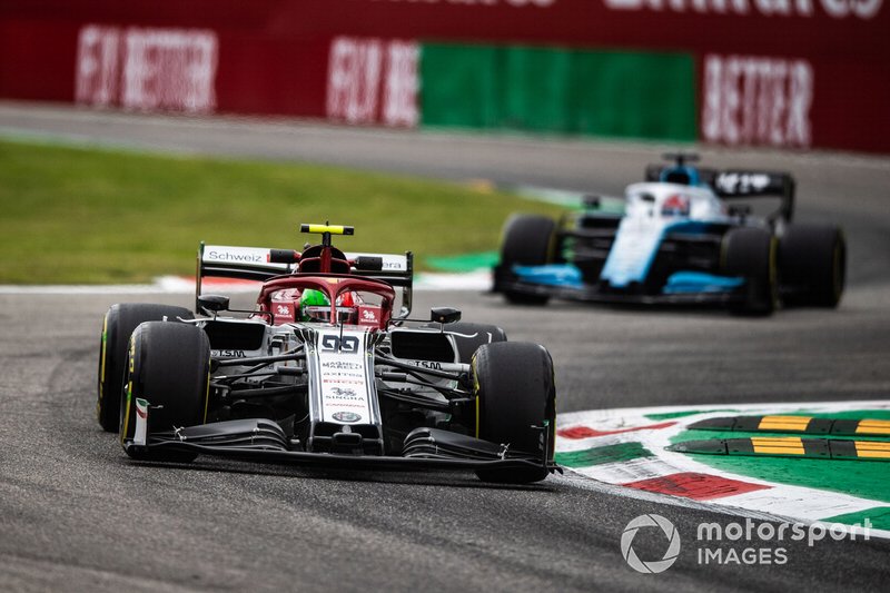 Antonio Giovinazzi, Alfa Romeo Racing C38, precede George Russell, Williams Racing FW42