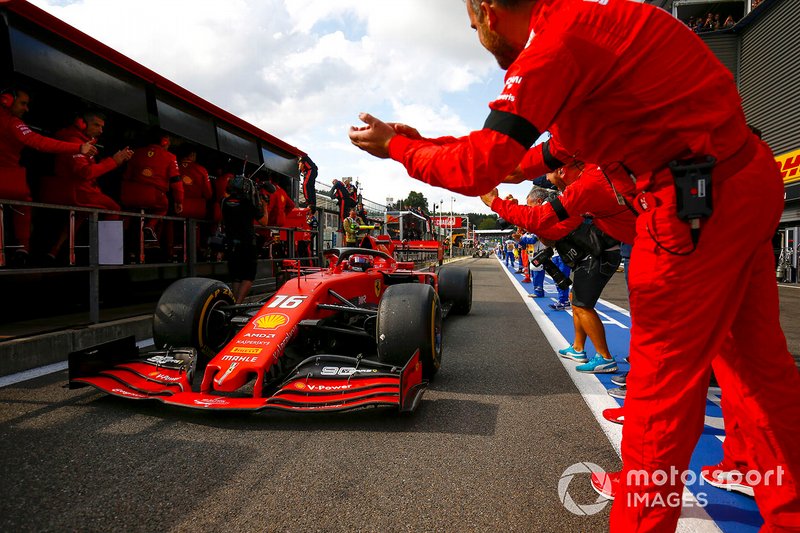 El ganador Charles Leclerc, Ferrari, es felicitado por su equipo