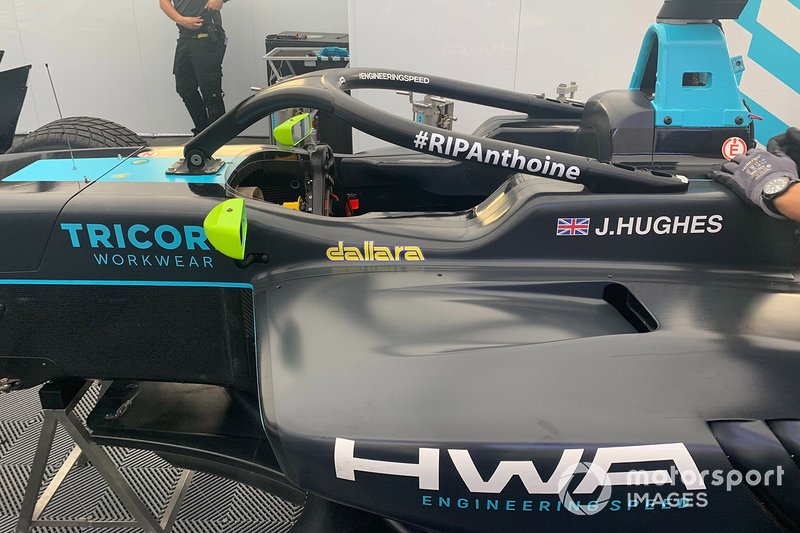 Homenaje a Anthoine Hubert en el coche de Jake Hughes, HWA RACELAB