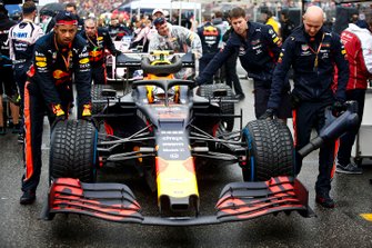 Pierre Gasly, Red Bull Racing RB15, arrives on the grid