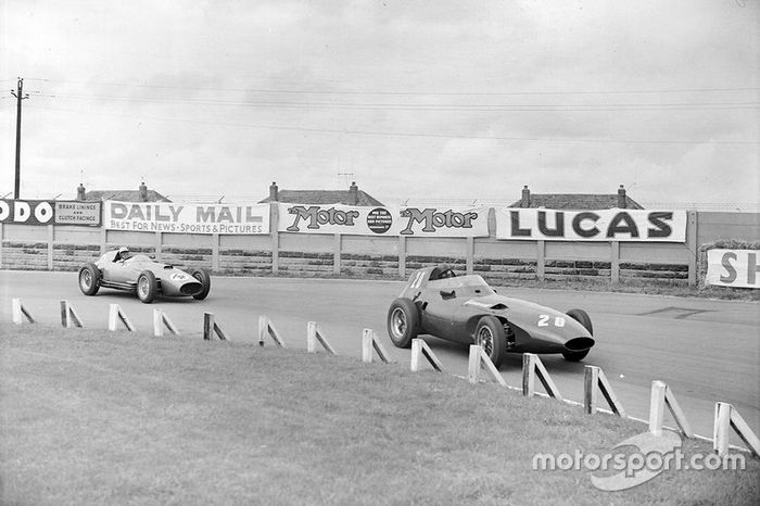 Tony Brooks, Vanwall; Stirling Moss, Vanwall e Luigi Musso, Ferrari