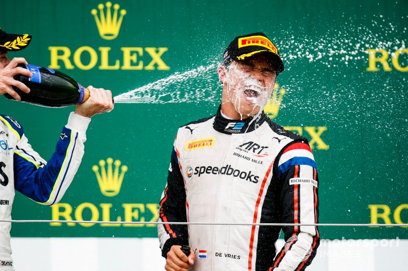 Nyck De Vries, ART Grand Prix festeggia sul podio con lo champagne