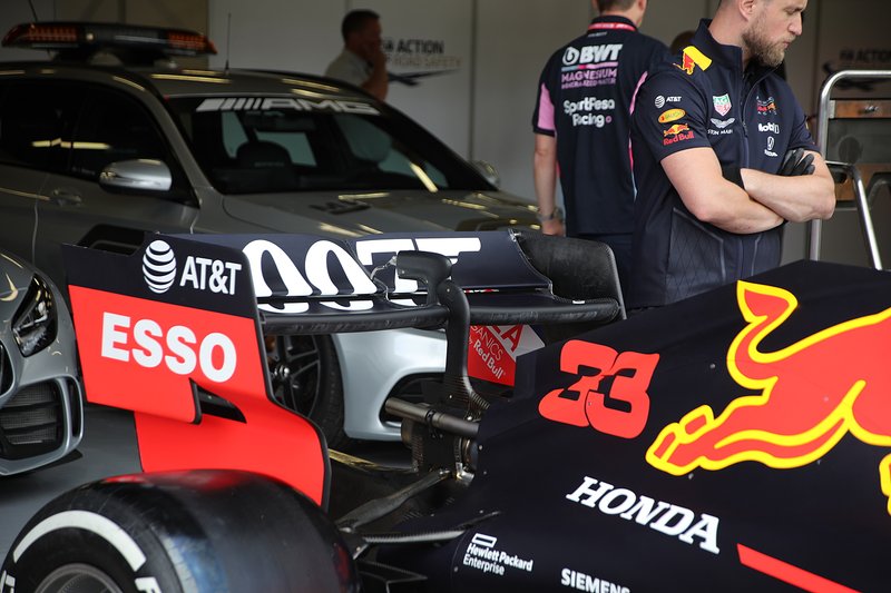 Max Verstappen, detalle del alerón trasero del Red Bull Racing RB15