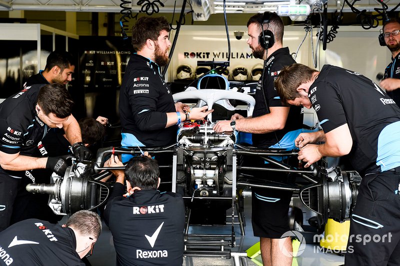 Williams mechanics assemble the car of George Russell, Williams Racing FW42