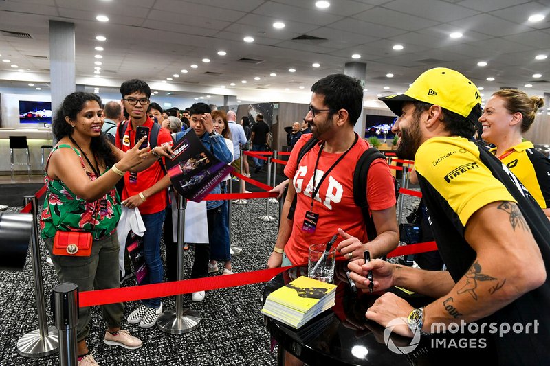 Daniel Ricciardo, Renault F1 Team takes a selfie with a fan