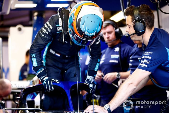 Nyck de Vries, Williams FW44, se sube al coche