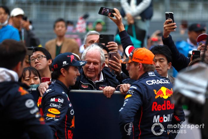 Ganador y campeón del mundo Max Verstappen, Red Bull Racing y Sergio Pérez, Red Bull Racing, 2ª posición, celebran con Helmut Marko, Consultor, Red Bull Racing, en el Parc Ferme