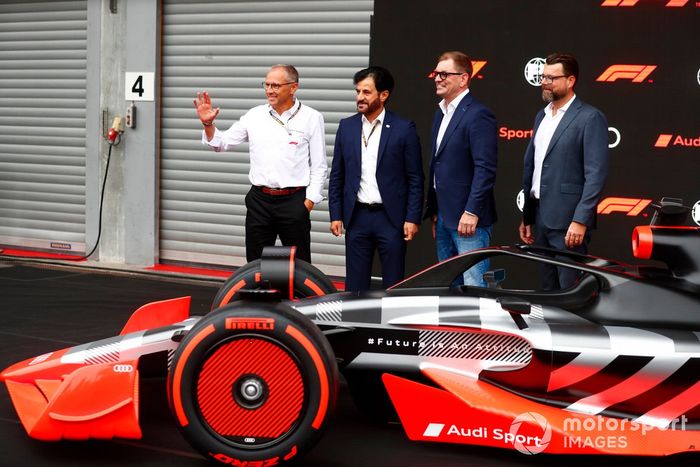 Stefano Domenicali, CEO de la Fórmula 1, con Mohammed bin Sulayem, Presidente de la FIA, El concept de Audi Sport F1, Stefano Domenicali, CEO de la Fórmula 1, Mohammed bin Sulayem, Presidente de la FIA, Markus Duesmann, Presidente del Consejo de Administración de Audi AG y Oliver Hoffmann, Jefe de Desarrollo Técnico de Audi Sport GmbH