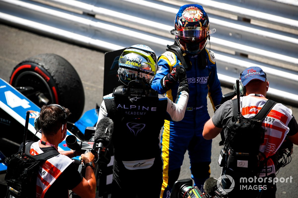El ganador en Mónaco, Guanyu Zhou, Uni-Virtuosi Racing y Felipe Drugovich, Uni-Virtuosi, celebran en parc fermé