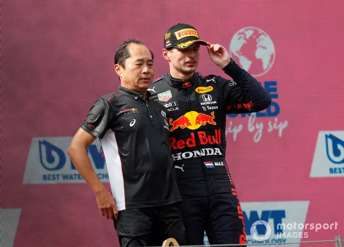 Podio: Toyoharu Tanabe, Director técnico F1 Honda, ganador Max Verstappen, Red Bull Racing