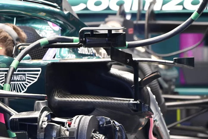 Aston Martin AMR21 detalle de los sidepods y los soportes de los espejos retrovisores actualizados