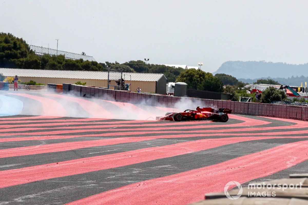 Carlos Sainz Jr., Ferrari SF21, se sale de pista