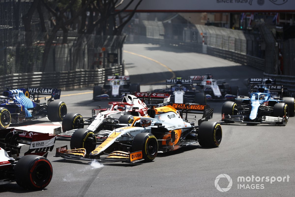 Daniel Ricciardo, McLaren MCL35M, Kimi Raikkonen, Alfa Romeo Racing C41, Fernando Alonso, Alpine A521, Nicholas Latifi, Williams FW43B e il resto del gruppo al via della gara