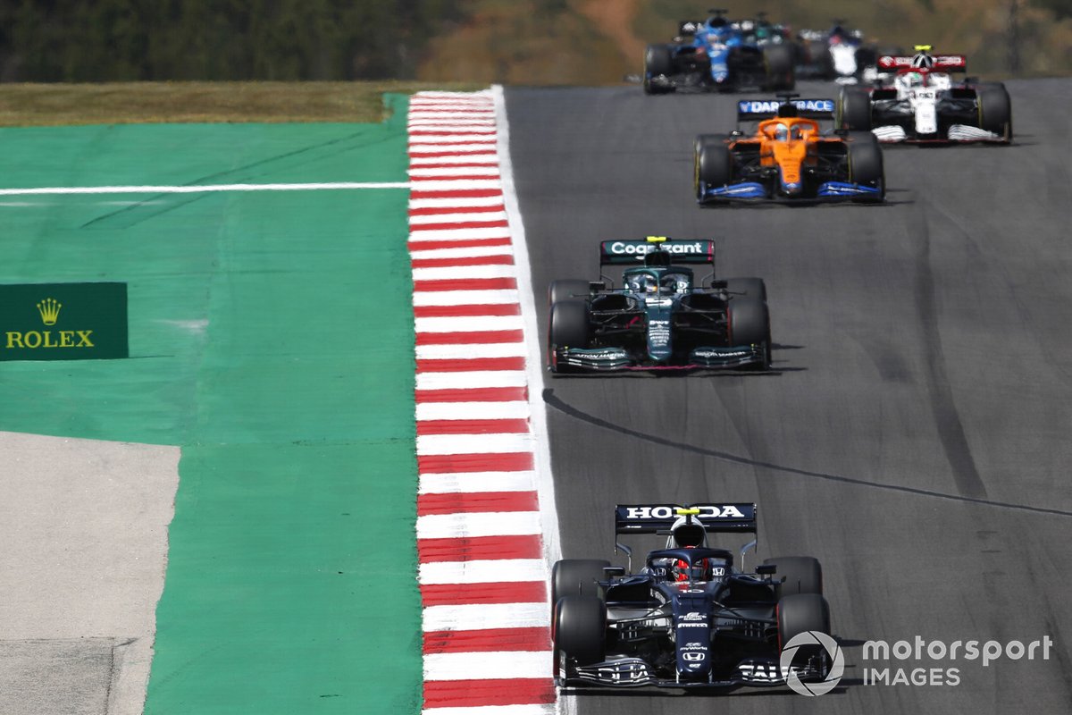 Pierre Gasly, AlphaTauri AT02, Sebastian Vettel, Aston Martin AMR21, e Daniel Ricciardo, McLaren MCL35M