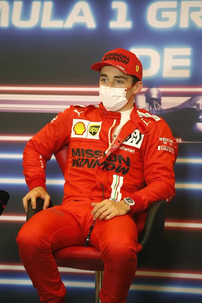 Pole man Charles Leclerc, Ferrari en la rueda de prensa posterior a la clasificación
