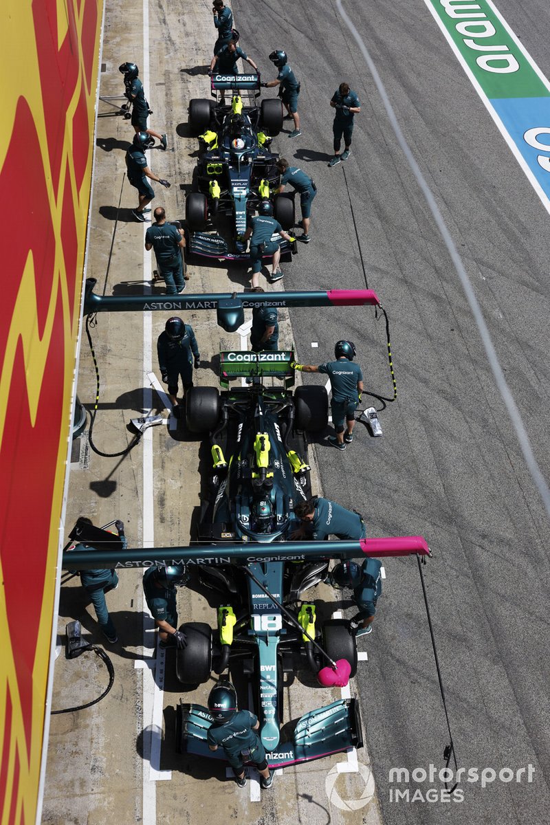Lance Stroll, Aston Martin AMR21, y Sebastian Vettel, Aston Martin AMR21, en el pit lane
