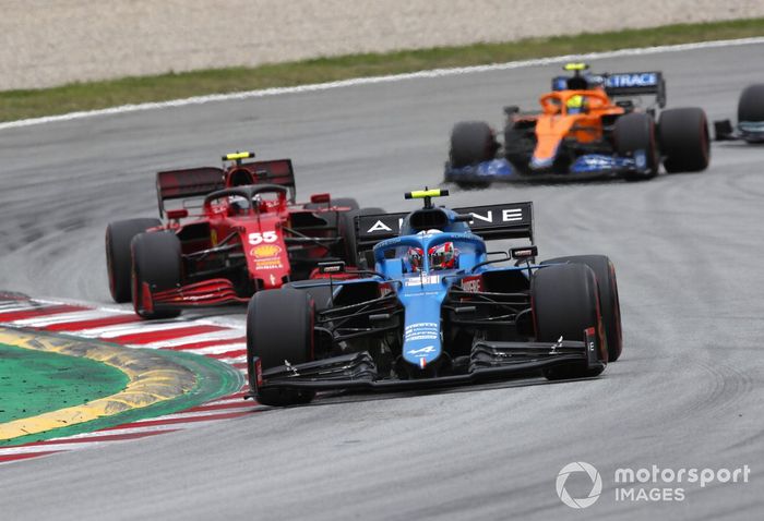 Esteban Ocon, Alpine A521, Carlos Sainz Jr., Ferrari SF21, y Lando Norris, McLaren MCL35M