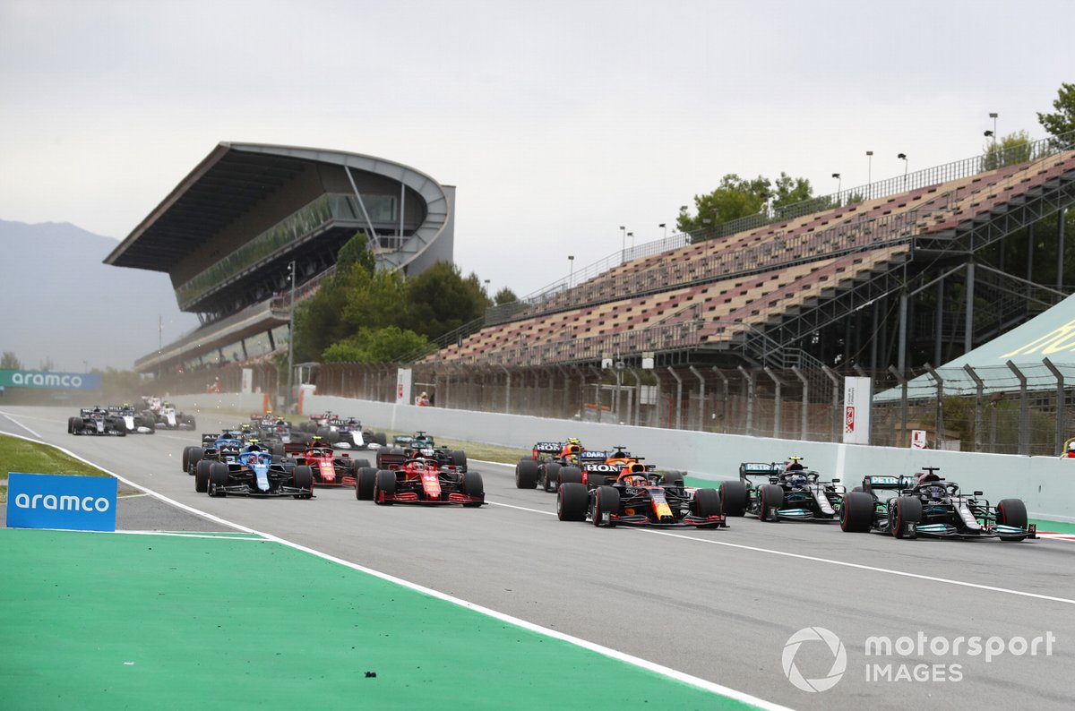 Lewis Hamilton, Mercedes W12, Max Verstappen, Red Bull Racing RB16B , Valtteri Bottas, Mercedes W12, Charles Leclerc, Ferrari SF21 al inicio