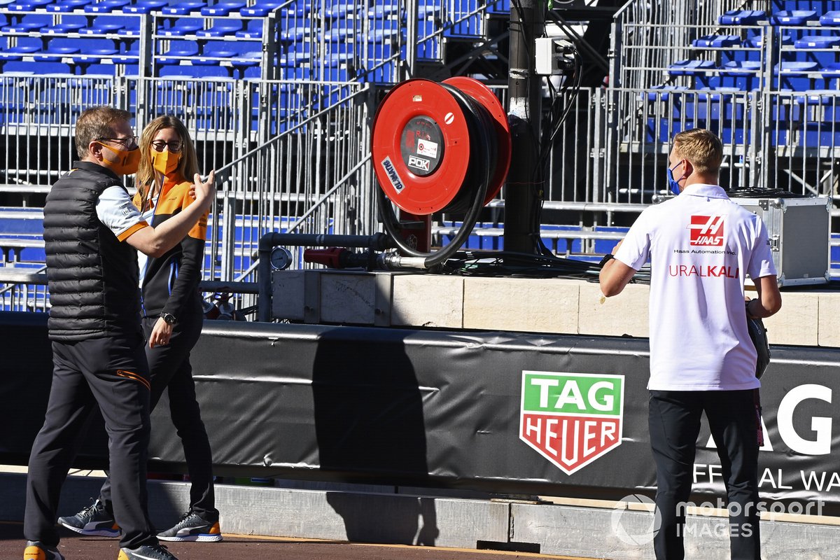 Andreas Seidl, Team Principal, McLaren, y Mick Schumacher, Haas F1