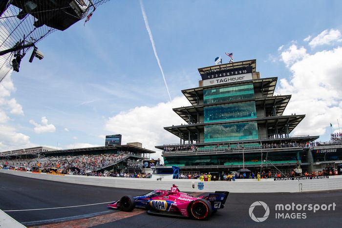 Alexander Rossi, Andretti Autosport Honda, se lleva la bandera a cuadros 