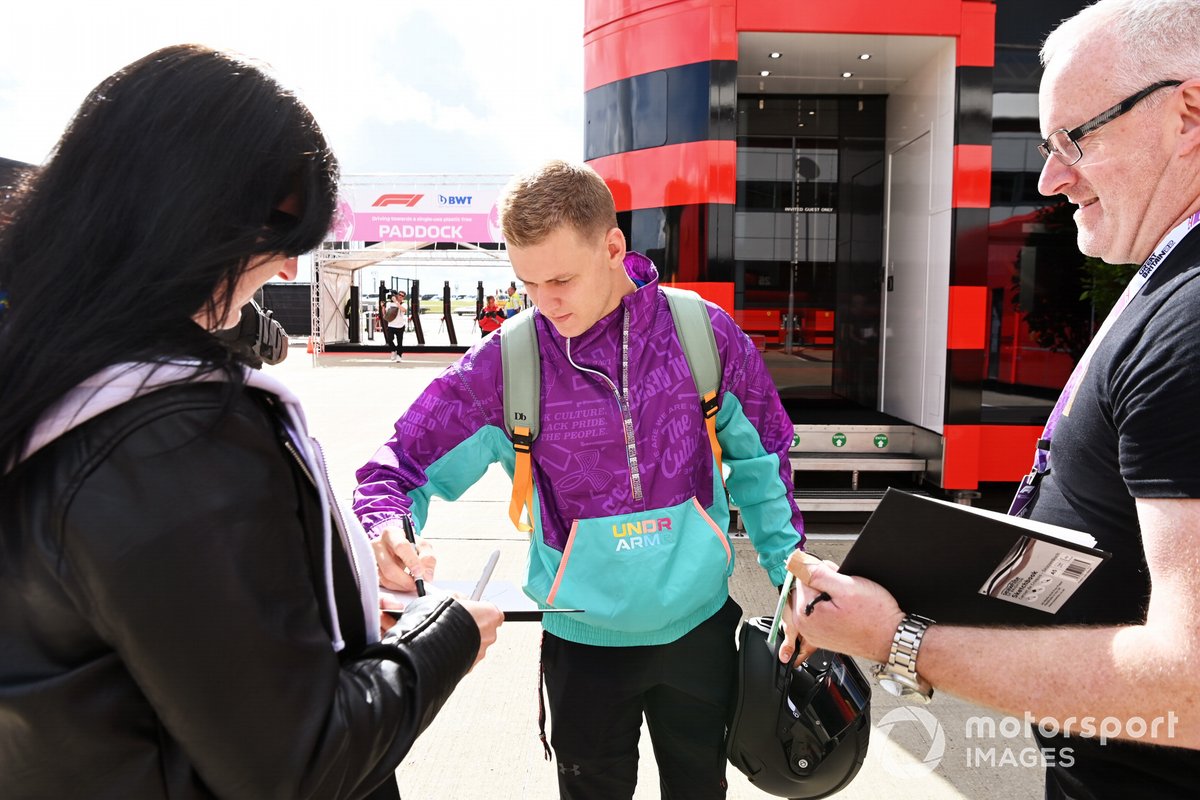 Mick Schumacher, Haas F1 Team, memberi tanda tangan