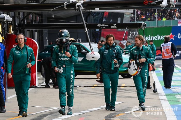 Lance Stroll, Aston Martin, Sebastian Vettel, Aston Martin, en el pit lane