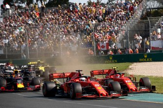 Sebastian Vettel, Ferrari SF90, devant Charles Leclerc, Ferrari SF90, Max Verstappen, Red Bull Racing RB15, Nico Hulkenberg, Renault F1 Team R.S. 19, et le reste du peloton au départ
