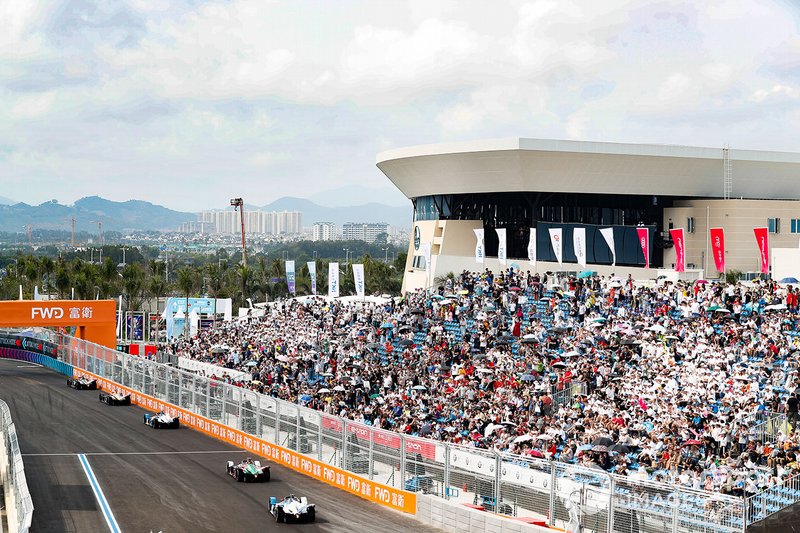 Alexander Sims, BMW I Andretti Motorsports, BMW iFE.18, follows Daniel Abt, Audi Sport ABT Schaeffler, Audi e-tron FE05, Antonio Felix da Costa, BMW I Andretti Motorsports, BMW iFE.18, Jean-Eric Vergne, DS TECHEETAH, DS E-Tense FE19, Oliver Rowland, Nissan e.Dams, Nissan IMO1