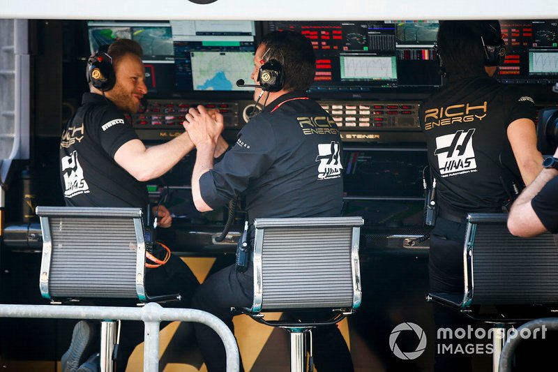 Il management Haas F1 festeggia il buon risultato al muretto