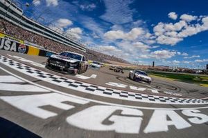 Denny Hamlin, Joe Gibbs Racing, Toyota Camry FedEx Office, Kevin Harvick, Stewart-Haas Racing, Ford Mustang Jimmy John's