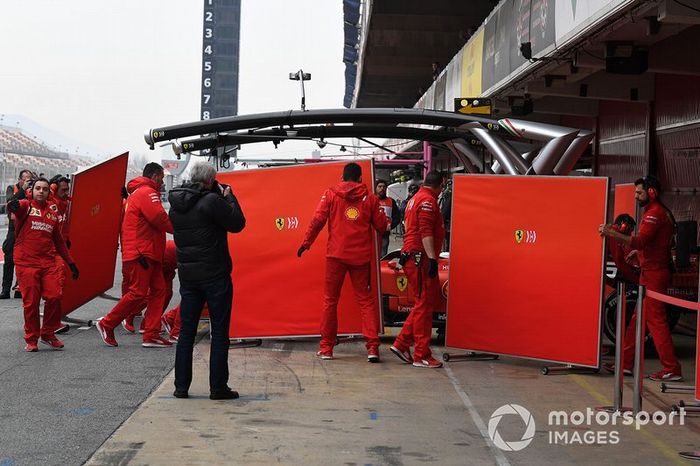 Sebastian Vettel, Ferrari SF90 e meccanici Ferrari con pannelli
