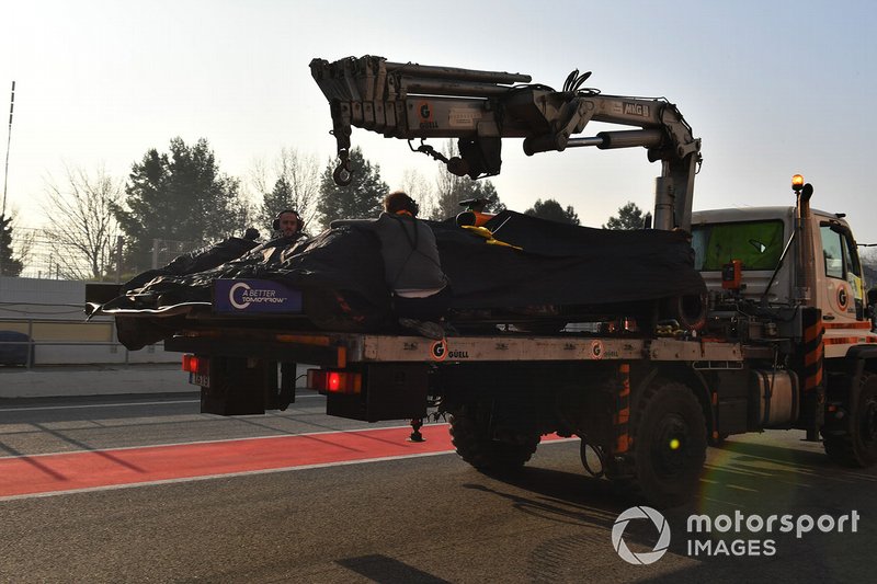 El coche de Lando Norris, McLaren es llevado a los pits