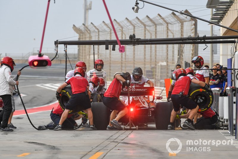 Antonio Giovinazzi, Alfa Romeo Racing C38, pit stop