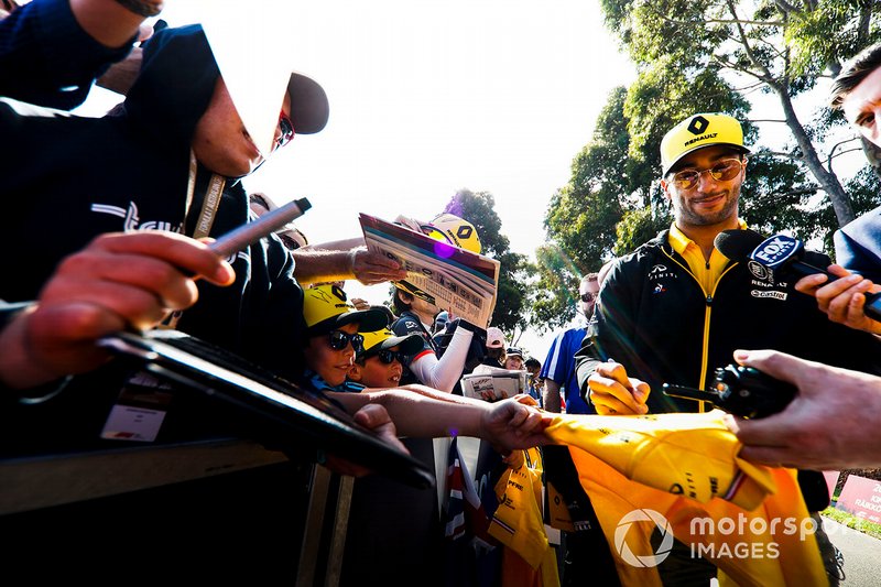 Daniel Ricciardo, Renault signs an autograph for a fan