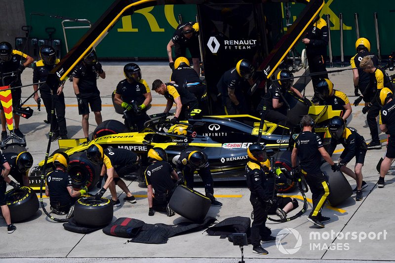 Nico Hulkenberg, Renault F1 Team R.S. 19, makes a stop during practice