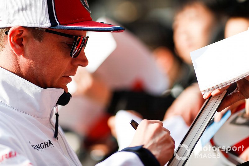 Kimi Raikkonen, Alfa Romeo Racing imza dağıtıyor