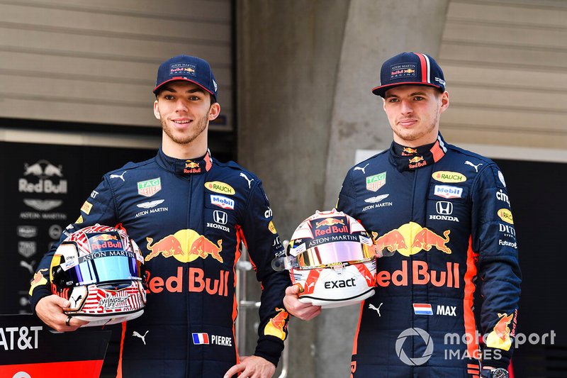 Pierre Gasly, Red Bull Racing e Max Verstappen, Red Bull Racing, con Mobil per la 1000esima gara
