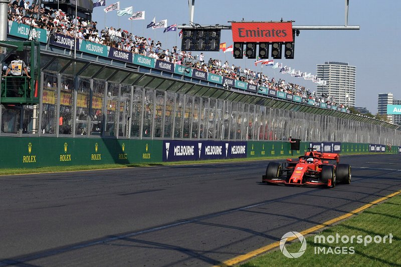 Vettel, volta 43 - “Por que nós estamos tão lentos?” - “Não sabemos no momento”