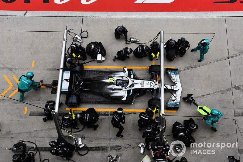 Valtteri Bottas, Mercedes AMG W10 pit stop