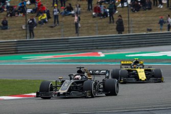 Romain Grosjean, Haas F1 Team VF-19, devance Nico Hulkenberg, Renault F1 Team R.S. 19