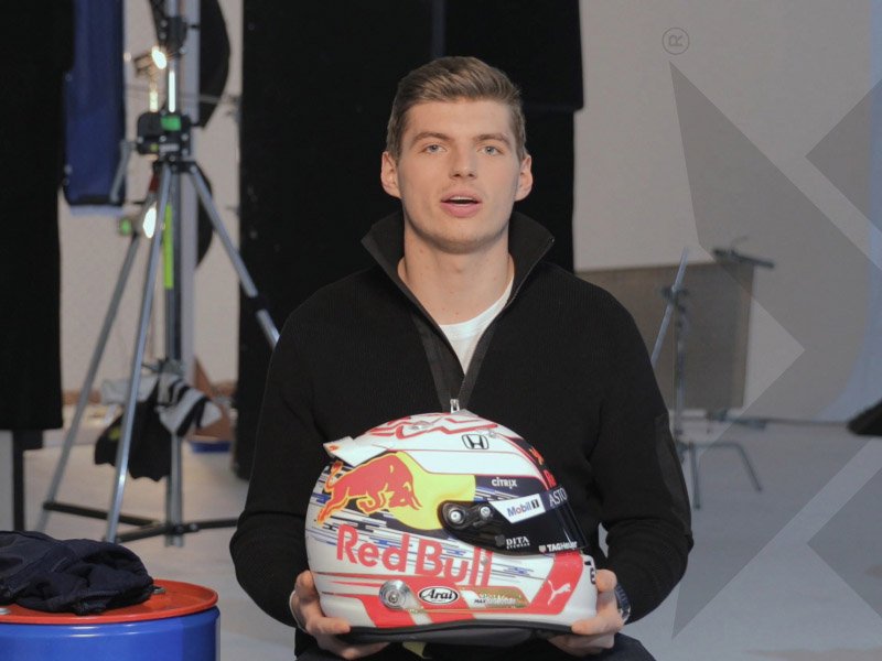 Max Verstappen présente son casque 2019