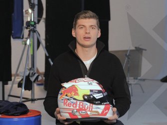 Max Verstappen toont zijn nieuwe helm voor 2019