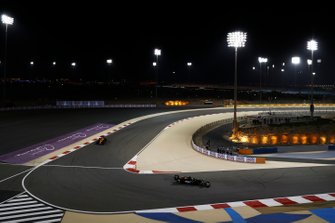 Romain Grosjean, Haas F1 Team VF-19, voor Carlos Sainz Jr., McLaren MCL34