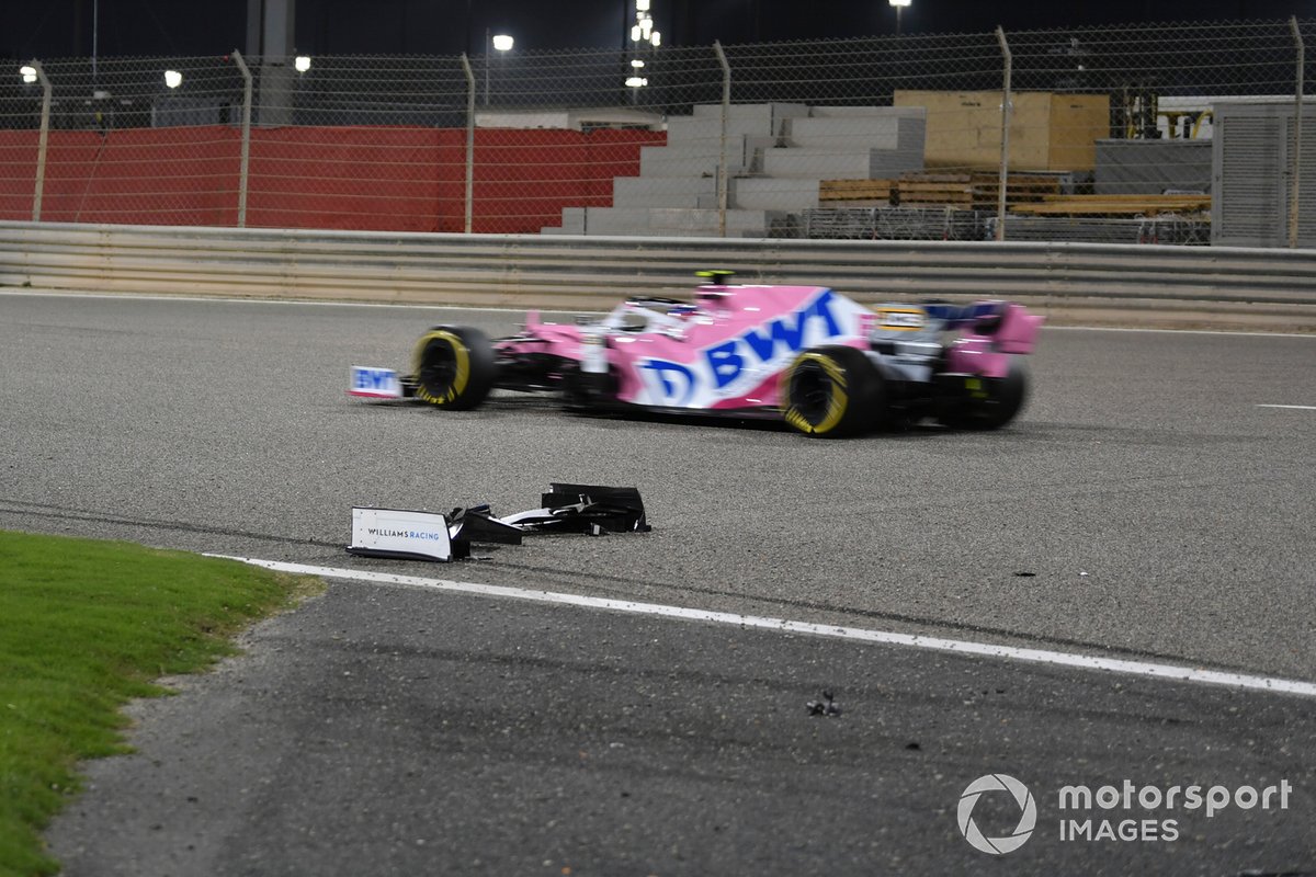Lance Stroll, Racing Point RP20, melewati wing depan mobil Jack Aitken, Williams FW43