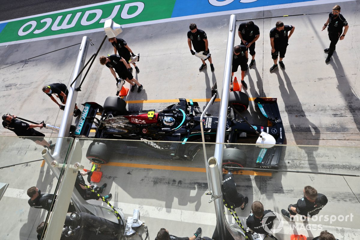 Valtteri Bottas, Mercedes W12, fa un pit stop durante le prove