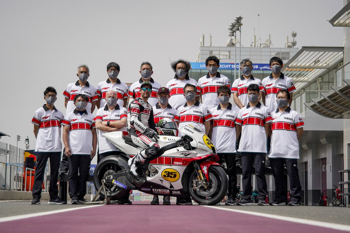 Cal Crutchlow, collaudatore Yamaha Factory Racing MotoGP con la Yamaha YZR-M1, e i membri del team con la livrea speciale del 60esimo anniversario